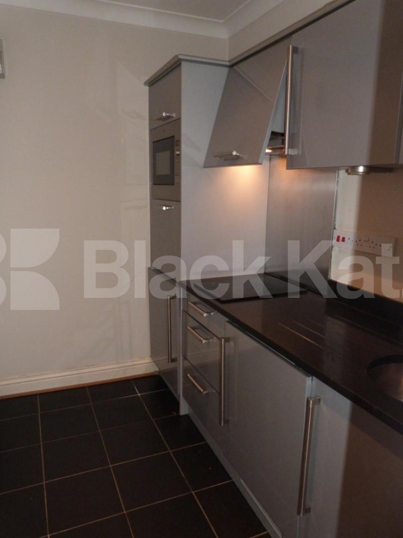 			All Bills Included !, Studio Apartment, 1 bath, 1 reception Flat			 Queens Avenue, Muswell Hill